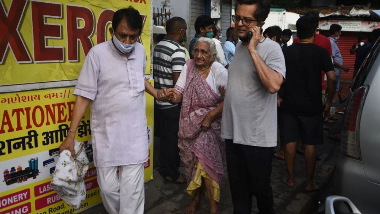 Hindistan'da 20 katlı binada yangın: 7 ölü, 20'ye yakın yaralı